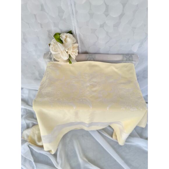 Pale yellow DAMASK tablecloth rectangular Floral Acanthus 64 X 116 Elegant - Picture 2 of 8